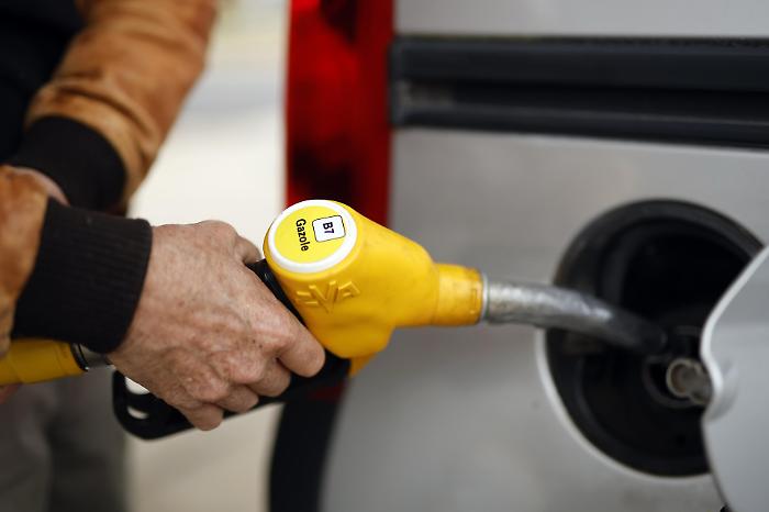 Carburanti, il diesel guida la ritirata dei prezzi: ma la tregua &egrave; appesa a un filo (con l'incubo accise)