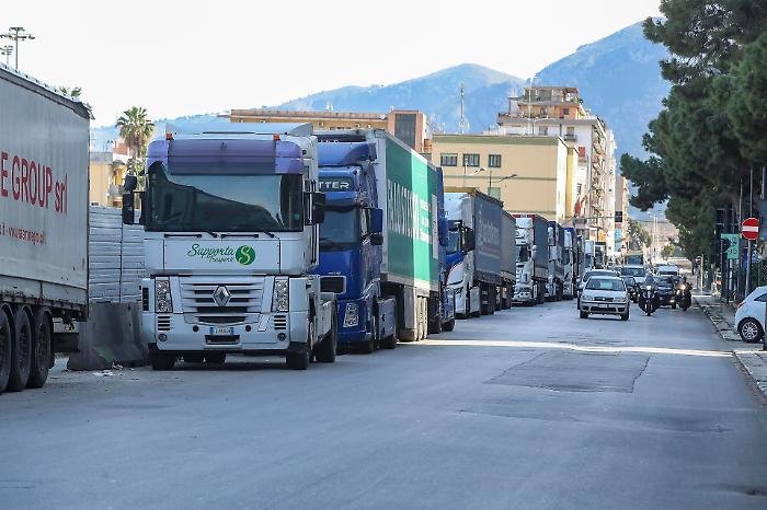 Autotrasporto, la protesta parte dalla Sicilia e diventa nazionale: fermo proclamato per maggio