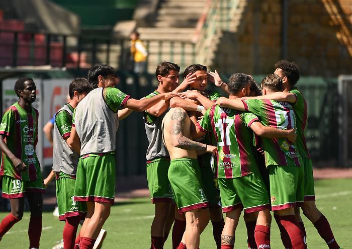 la gioia dopo il gol del vantaggio della Sancataldese