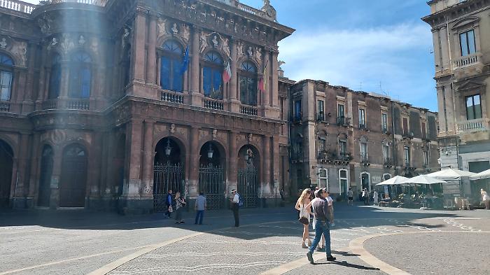 Teatro Massimo Bellini: ieri porte sbarrate, niente operai e turisti delusi