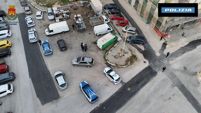 Droni della municipale scoprono discarica abusiva: smantellato giro di rifiuti tra Trapani e Marsala, 20 indagati