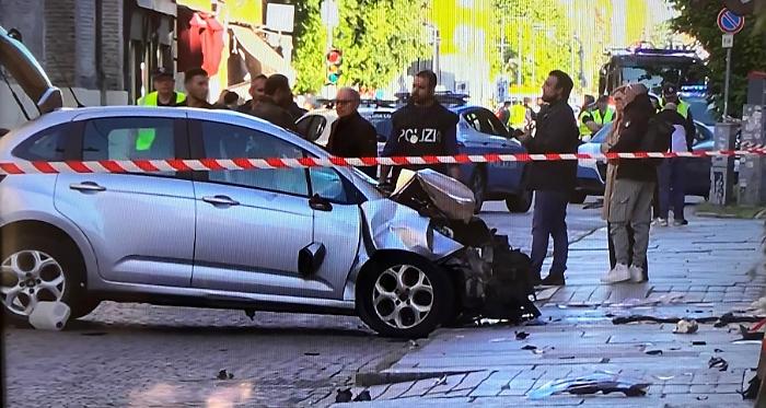 Follia a Modena: piomba sui pedoni e accoltella un soccorritore, ci sono altri sette feriti (4 sono gravi)