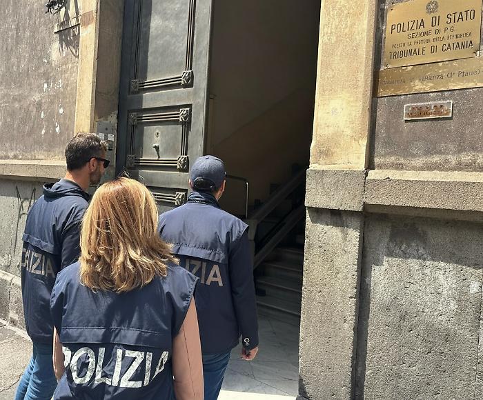&laquo;Una nostra studentessa &egrave; vittima di violenza&raquo;: minore salvata dai prof,  arrestata madre e convivente 
