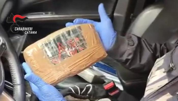 Trasportava due panetti di cocaina brandizzata: arrestato un corriere della droga 