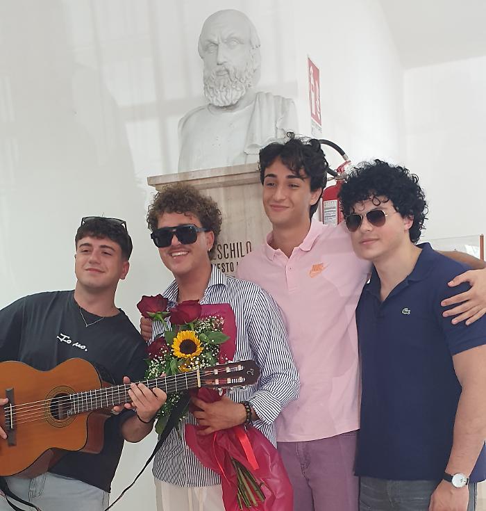 Prima gli esami e poi l'esibizione, cos&igrave; uno studente dell'Eschilo conta la restanza: "Fora par&igrave;a" &egrave; il suo inno alla Sicilia