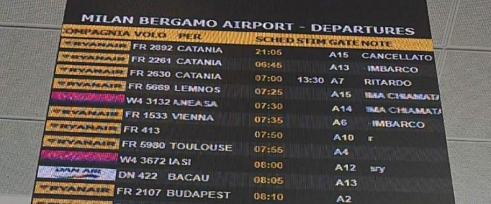 Volo Ryanair Bergamo&ndash;Catania cancellato: caos a Orio al Serio, passeggeri bloccati fino a 18 ore e proteste per scarsa assistenza
