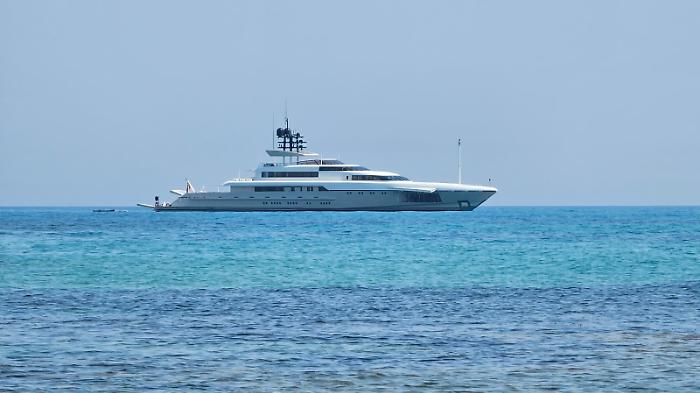 Mark Zuckerberg avvistato a Realmonte: il suo mega yacht infiamma l'estate in Sicilia