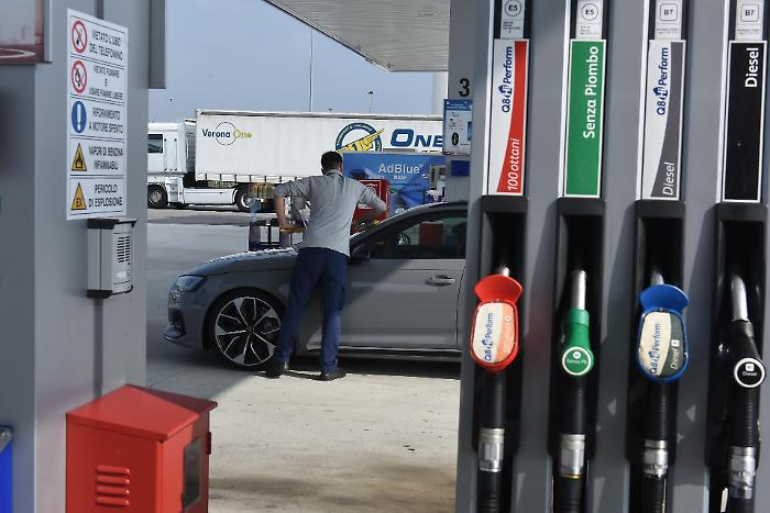 Addio allo sconto sulle accise: carburanti pi&ugrave; cari da domani, il gasolio verso i 2 euro
