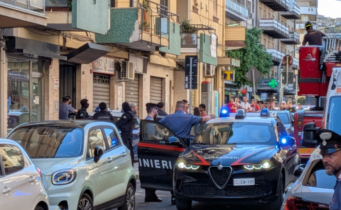 L'omicidio e la fuga in casa, il gas aperto e la trattativa, poi la resa: cronaca di una giornata di ordinaria follia in via Sampolo