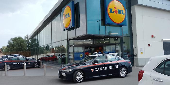 Caltanissetta, vanno a fare la spesa alla Lidl ma non pagano il conto: arrestati con i sacchi pieni di tonno e cosmetici