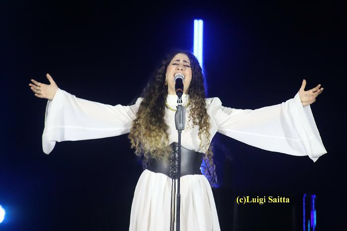 Delia incanta Taormina: standing ovation al Teatro Antico per la voce di "Sicilia Bedda"