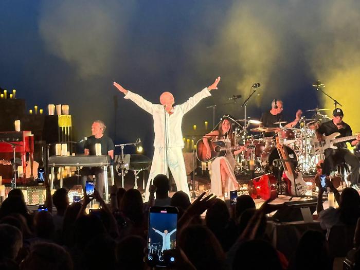 Biagio Antonacci infiamma Tindari all'alba: teatro sold out