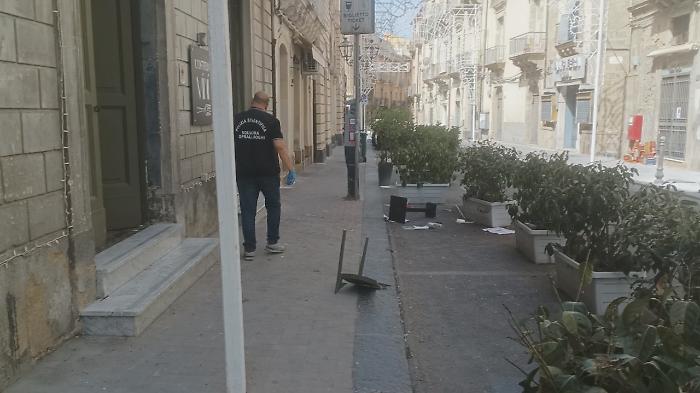 Bomba nella notte a Caltagirone? Esplode un ristorante, prende corpo la pista dolosa 
