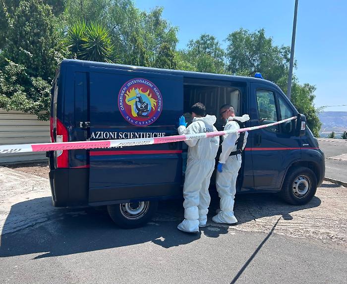 FURTO E COLLUTTAZIONE IN UNA VILLETTA PRIVATA. IL LADRO FERITO E MESSO IN FUGA DAL PROPRIETARIO