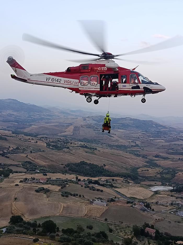 Volo di venti metri dal belvedere: precipitata nel burrone, donna salvata dai vigili del fuoco