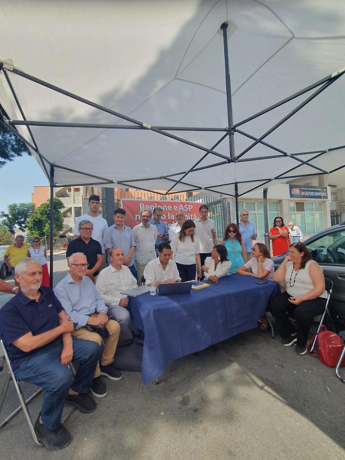 All'ombra del gazebo contro la Regione matrigna  il campo largo siciliano si sfarina prima di nascere 