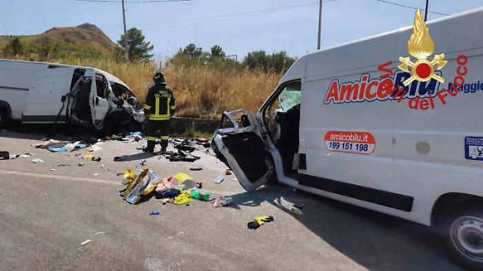 Scontro frontale nell'ennese tra due furgoni: due persone hanno perduto la vita