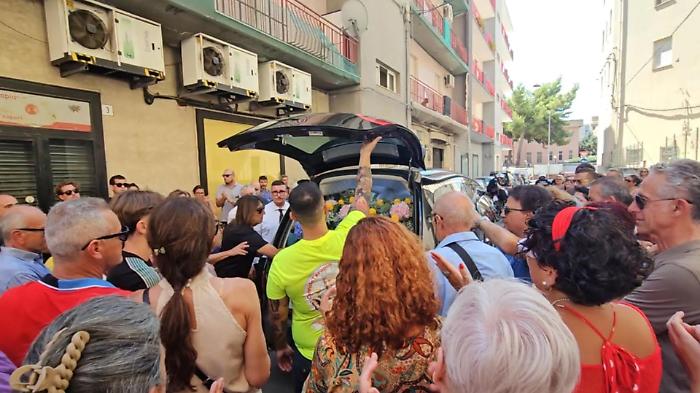 Musica, danze e commozione davanti alla sua pasticceria