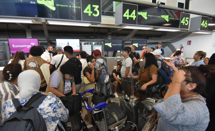Cenere dell&rsquo;Etna e voli cancellati: cosa succede davvero quando chiude l&rsquo;aeroporto di Catania