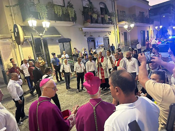 Parolin ad Aci Castello: &laquo;L'appello alla pace va ripetuto, anche se non sempre ascoltato&raquo;