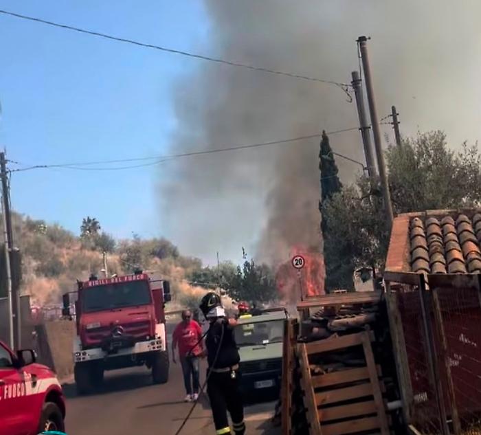 Fiamme minacciano una decina di case: elicottero e protezione civile in azione