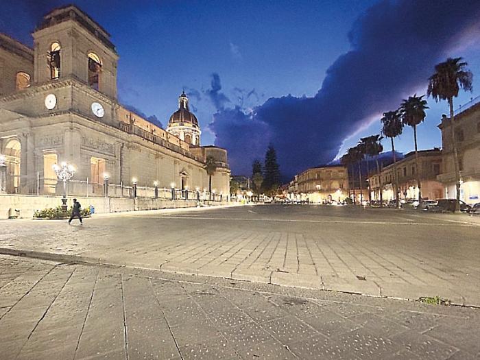 Piazza Duomo continua a brancolare nel... buio tra disagi e insicurezza