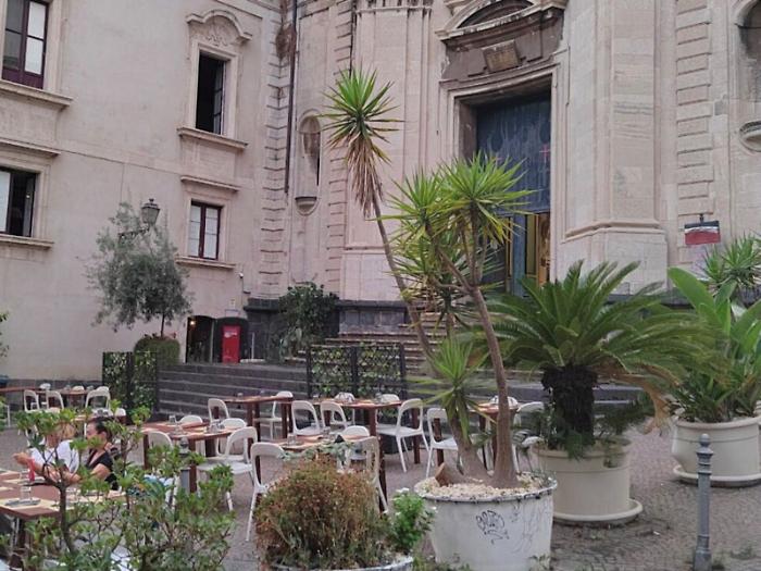 Sul regolamento dehors a Catania è di nuovo indietro tutta