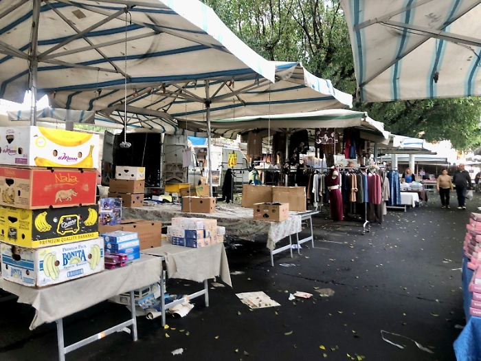 Gli abusivi di piazza Eroi d’Ungheria chiedono di potersi mettere in regola