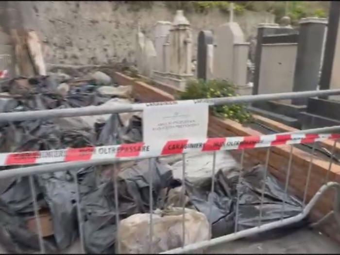 La “discarica” di bare, grave danno ambientale: indignazione fra i parenti