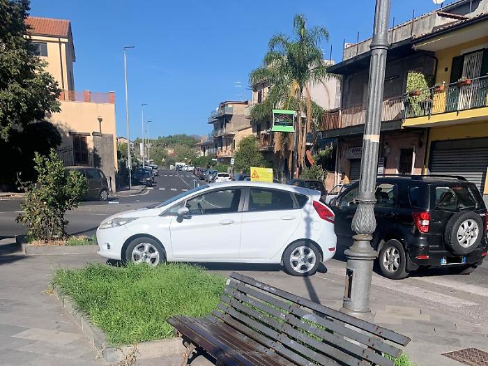 Auto in sosta selvaggia anche sui marciapiedi: residenti esasperati