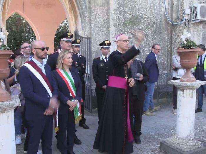 Mons. Raspanti al cimitero: «Non si può calpestare la dignità delle persone» Acese