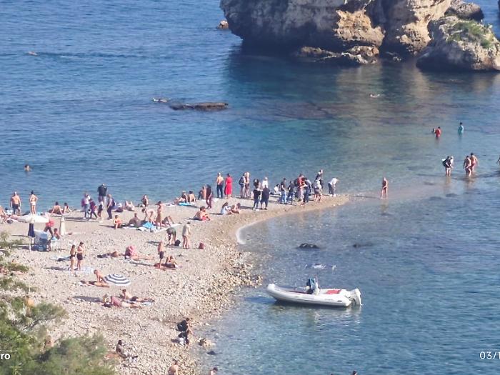 Concessioni balneari scadute ma turisti ancora in riva al mare