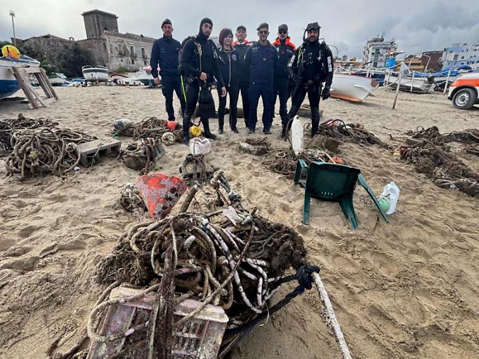 Giardini Naxos, liberati dai “corpi morti” i fondali del molo di Schisò