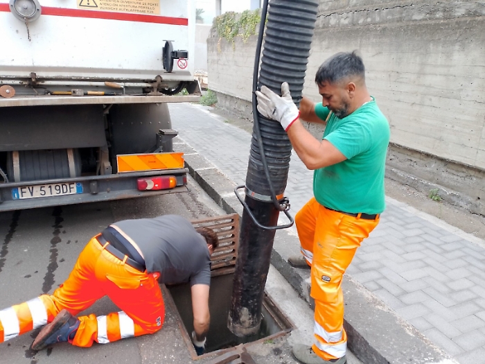 San Gregorio, operai al lavoro per “liberare” le caditoie 