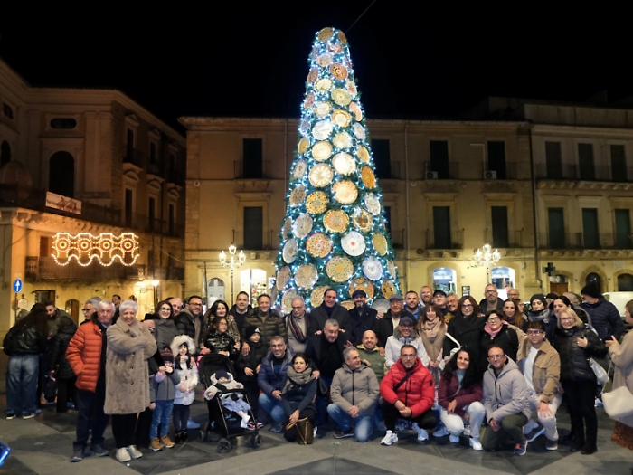 A Caltagirone l&rsquo;albero di Natale addobbato con 130 piatti di ceramica