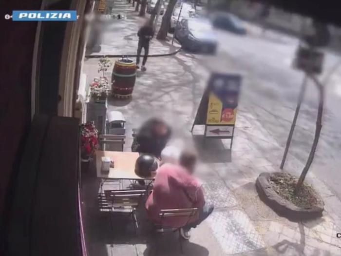 Le telecamere li inquadrano al bar prima del colpo grosso: ecco chi sono i due rapinatori di gioielli  