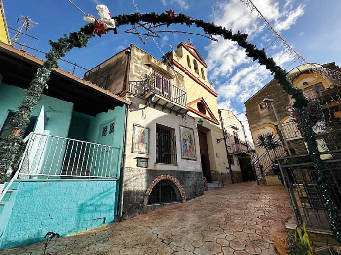 Danisinni, nel cuore della citt&agrave; nascosta un borgo dipinto di blu