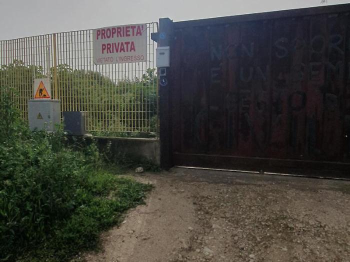 Lo strano caso del mare dietro la recinzione tra carte opache e silenzi