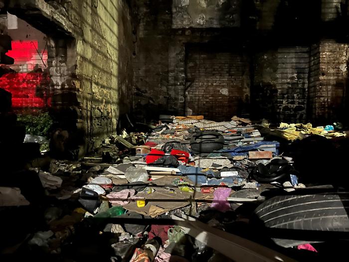 Morta fra rifiuti e copertoni, ipotesi omicidio: s'indaga nel mondo della prostituzione e dello spaccio di crack