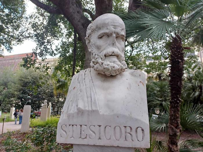 Catania, il caso degli "uomini illustri" senza naso: statue distrutte