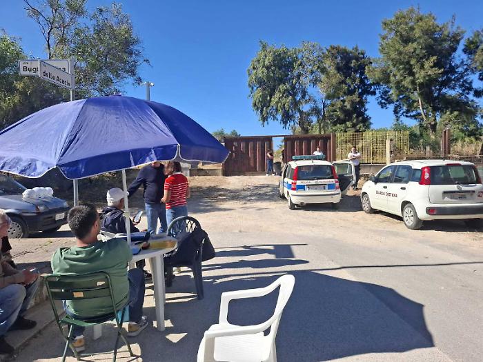 Il cancello sbarra la strada sul mare: passaggio di 60 cm esclude i disabili, presidio e udienza il 3 novembre