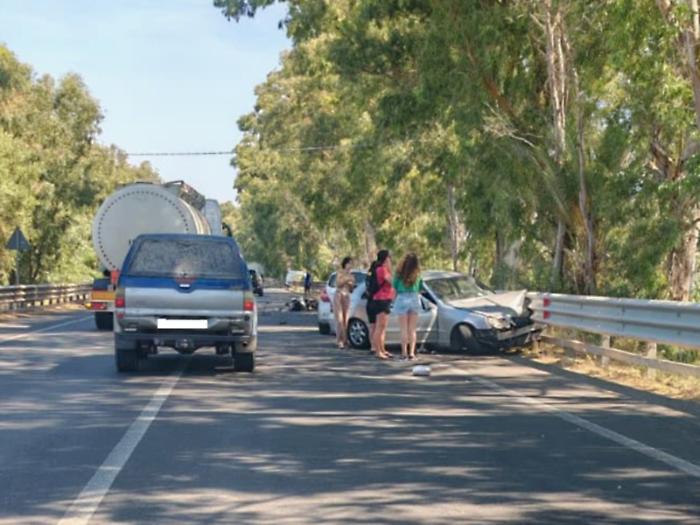 Sbalzato dalla moto finisce contro il guard rail e muore: la tragedia lungo la Statale 114 a Vaccarizzo