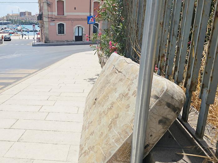 Lo Sbarcadero rinasce, il degrado resta: materasso abbandonato sul marciapiede