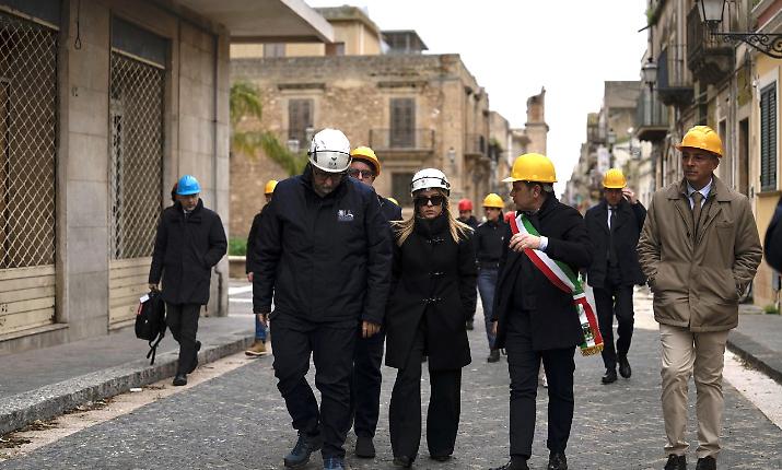 &laquo;Lo Stato c'&egrave;&raquo;, dice Meloni sulla frana Niscemi. Ma M5S e Pd chiedono chiarezza