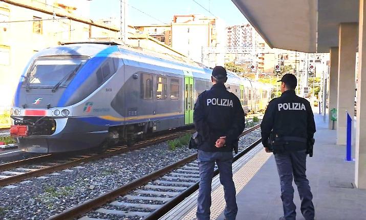 Sfiorato il disastro a Caltanissetta: due minorenni indagati per aver piazzato blocchi di cemento sui binari