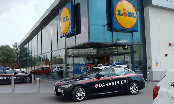 Caltanissetta, vanno a fare la spesa alla Lidl ma non pagano il conto: arrestati con i sacchi pieni di tonno e cosmetici