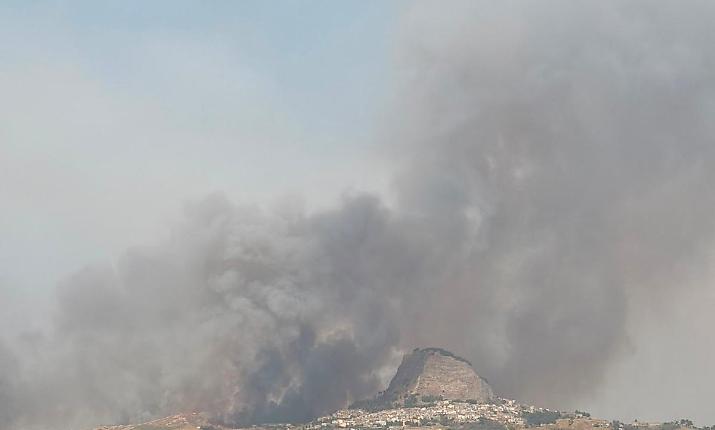 Vasto incendio vicino Sutera, le colonne di fumo raggiungono il paese