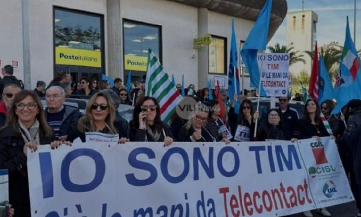 Caltanissetta, dipendenti Telecontact in corteo vestiti a lutto: «Va riaperto il tavolo ministeriale»