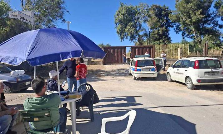 Il cancello sbarra la strada sul mare: passaggio di 60 cm esclude i disabili, presidio e udienza il 3 novembre