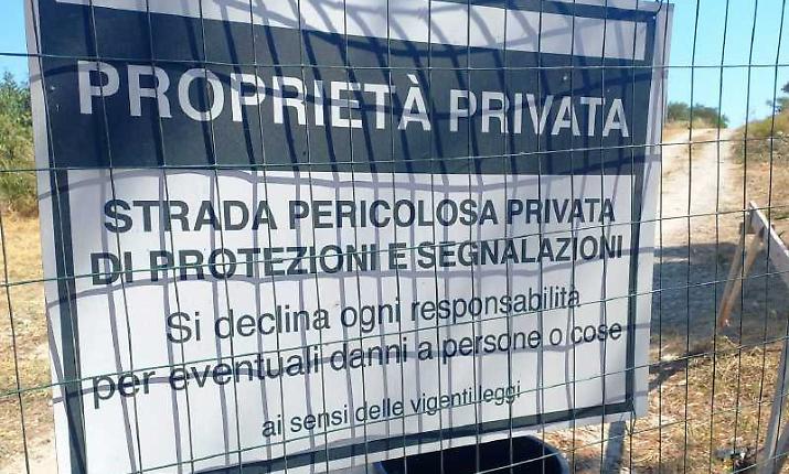 Il mare negato adesso da due cancelli: ordinanza ignorata e passaggio storico ancora sbarrato